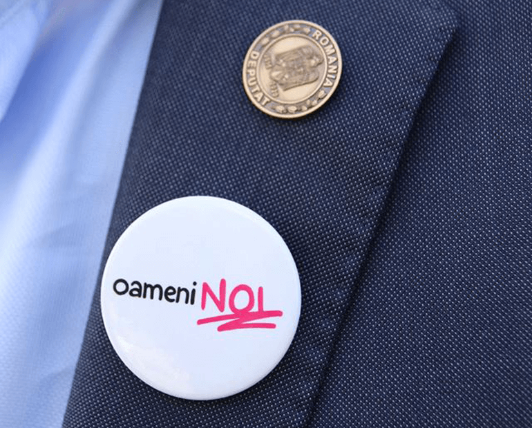 Badge of the Citizen's initiative Oameni noi in politica (New People in Politics)